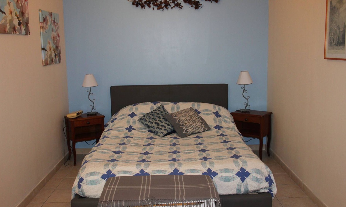 Faubourg North Apartment | large studio downtown cheap