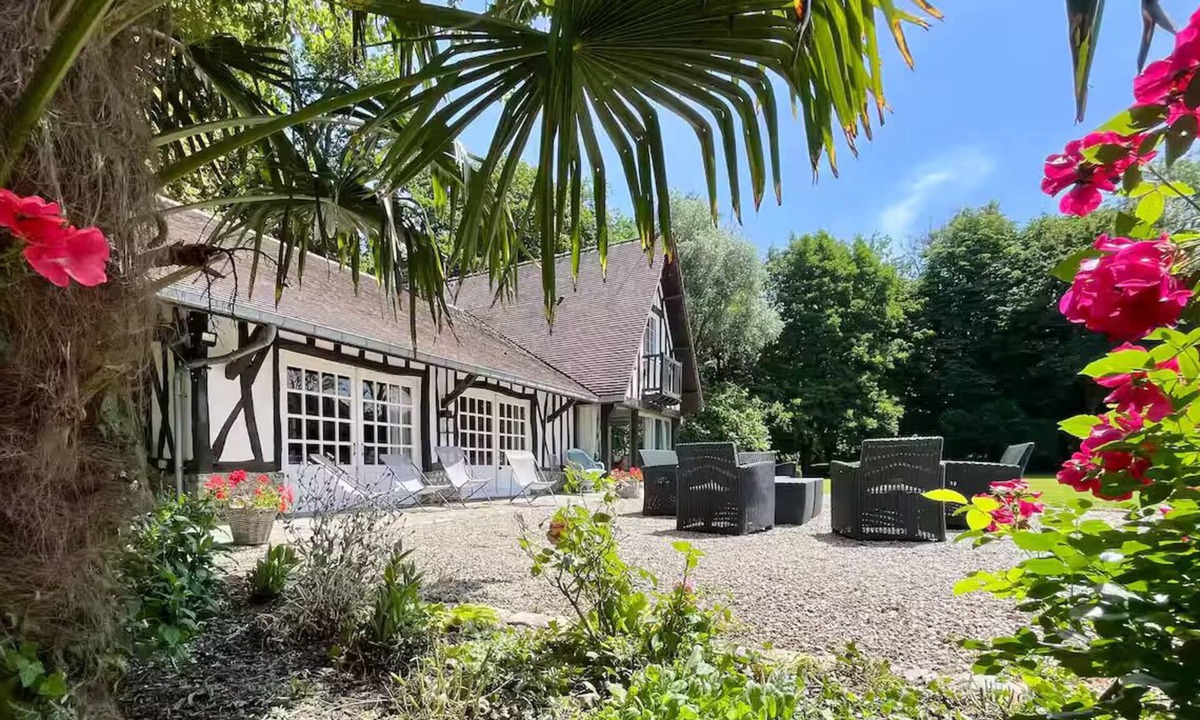 Canehan House | Le Clos Vildor Charming gîte/Normandy with horses & bordered by river 5km from the sea