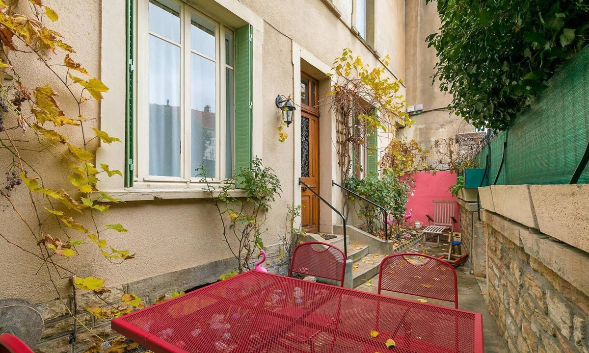 Faubourg North Apartment | Le daily painting- Appartement 2 chambres avec sauna et balnéo - SR Loc