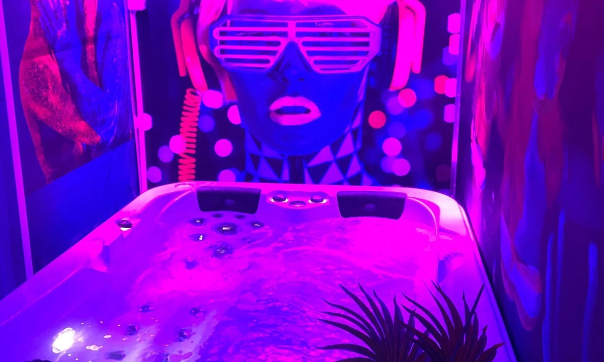 Tourcoing House | Les bains design suite with jacuzzi