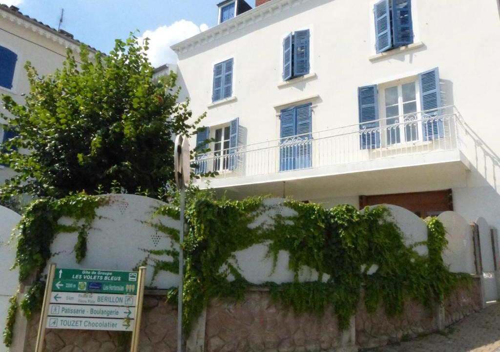 Le Perreon House | Les Volets Bleus