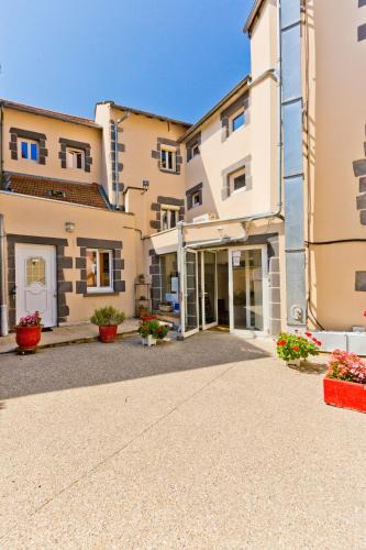 Pontgibaud Hotel | Logis Hotel restaurant de la Poste