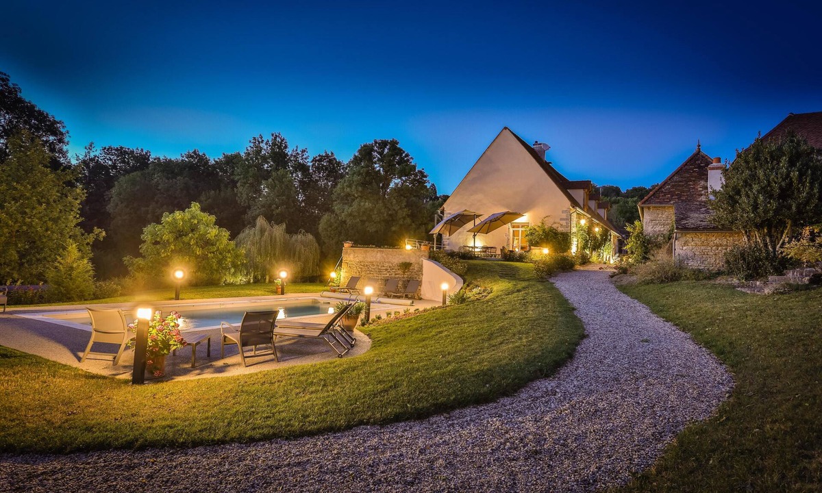 Change House | Luxury Manor House in the Burgundy Vines with Heated Pool and AC throughout