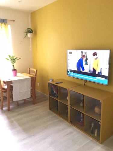 Stains Apartment | Maison Jaune