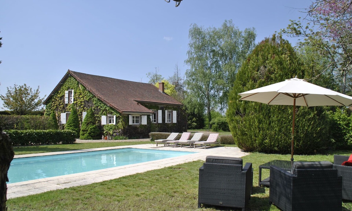 Charrin Villa | Mansion in Charrin by Loire with Pool