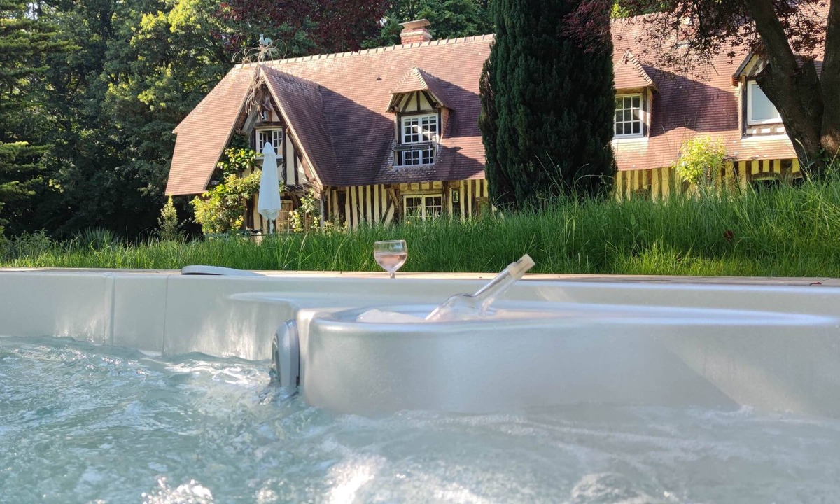 Saint-Christophe-sur-Conde House | Normandy property, heated swim spa/jacuzzi, 2 hectares, 10 people