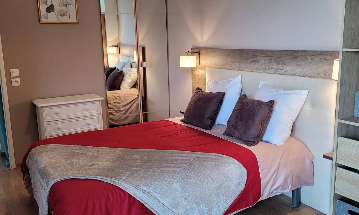 Chartres Apartment | Pleasant apartment with balcony