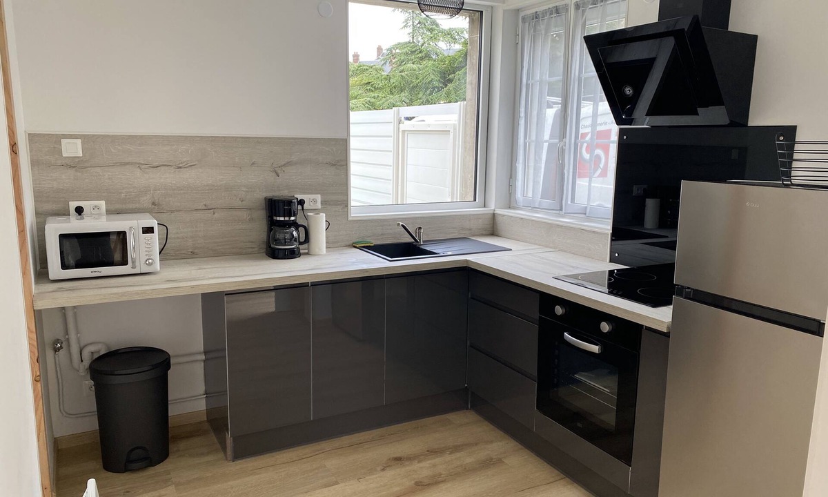 Eu House | Pleasant town house with free parking