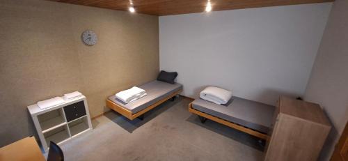 Old Town Hostel | Pluto - Private Room with Shared Kitchen Shower and Toilet - Chur Old Town