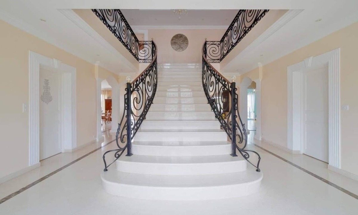 Villeneuve-le-Comte Villa | Prestigious villa with heated indoor pool at the gateway to Disneyland!