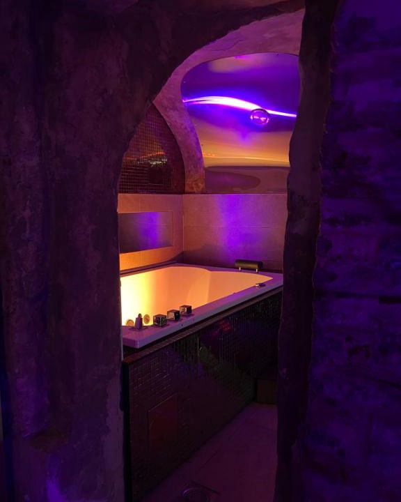 Historic Center Apartment | Private Room & Spa avec jacuzzi privatif