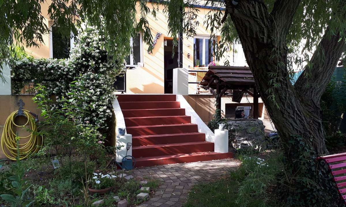 Le Plateau House | quiet house with private garden and parking - 20 minutes Paris - 30min Eurodisney