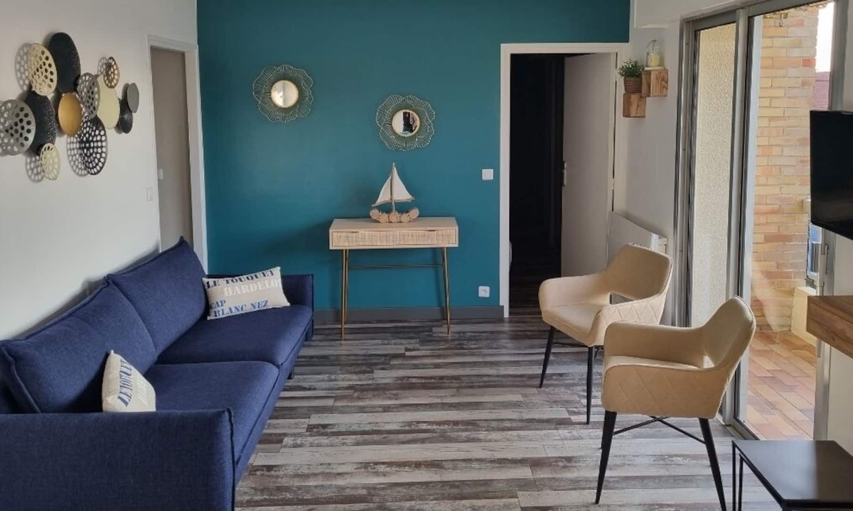 Sainte-Cecile-Plage Apartment | Renovated apartment at the foot of the shops and the beach