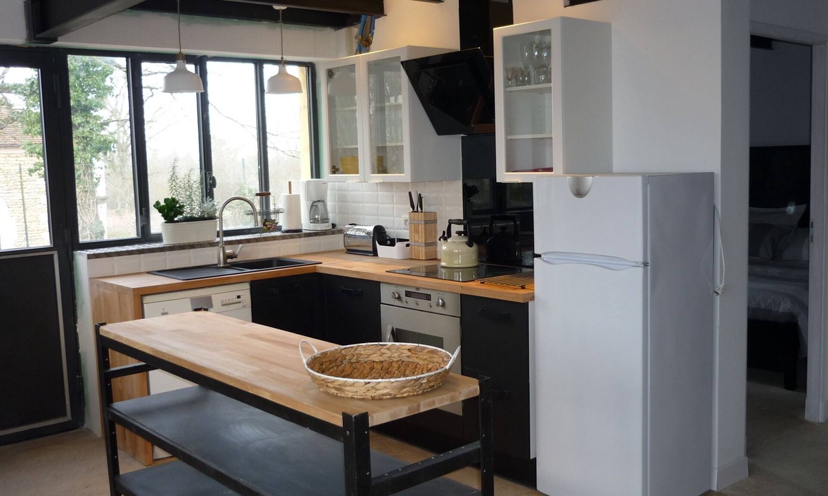 Semur-en-Auxois Apartment | Renovated workshop for 6 people with shared, heated pool in Semur en Auxois
