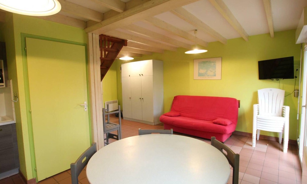 Omonville-la-Rogue Cottage | Seaside Getaway: Cozy Home with Garden, BBQ, and Sports Facilities