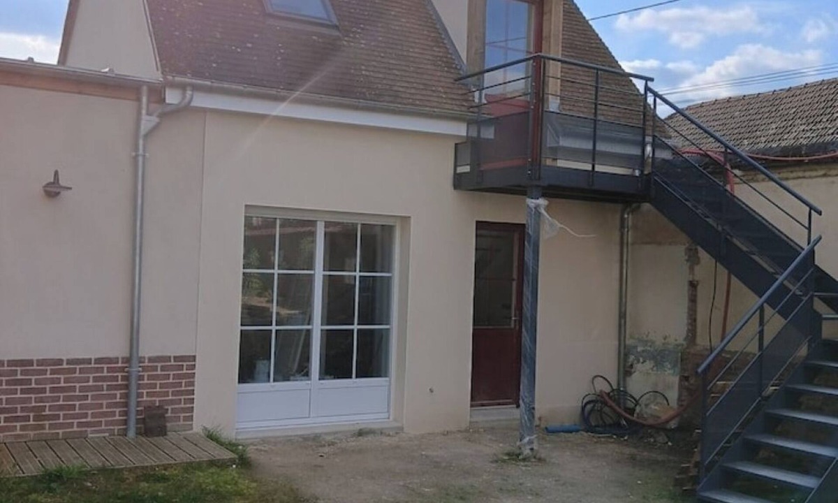 Beauvais Apartment | Shared house, low self-contained studio in Beauvais, 5 km from the airport
