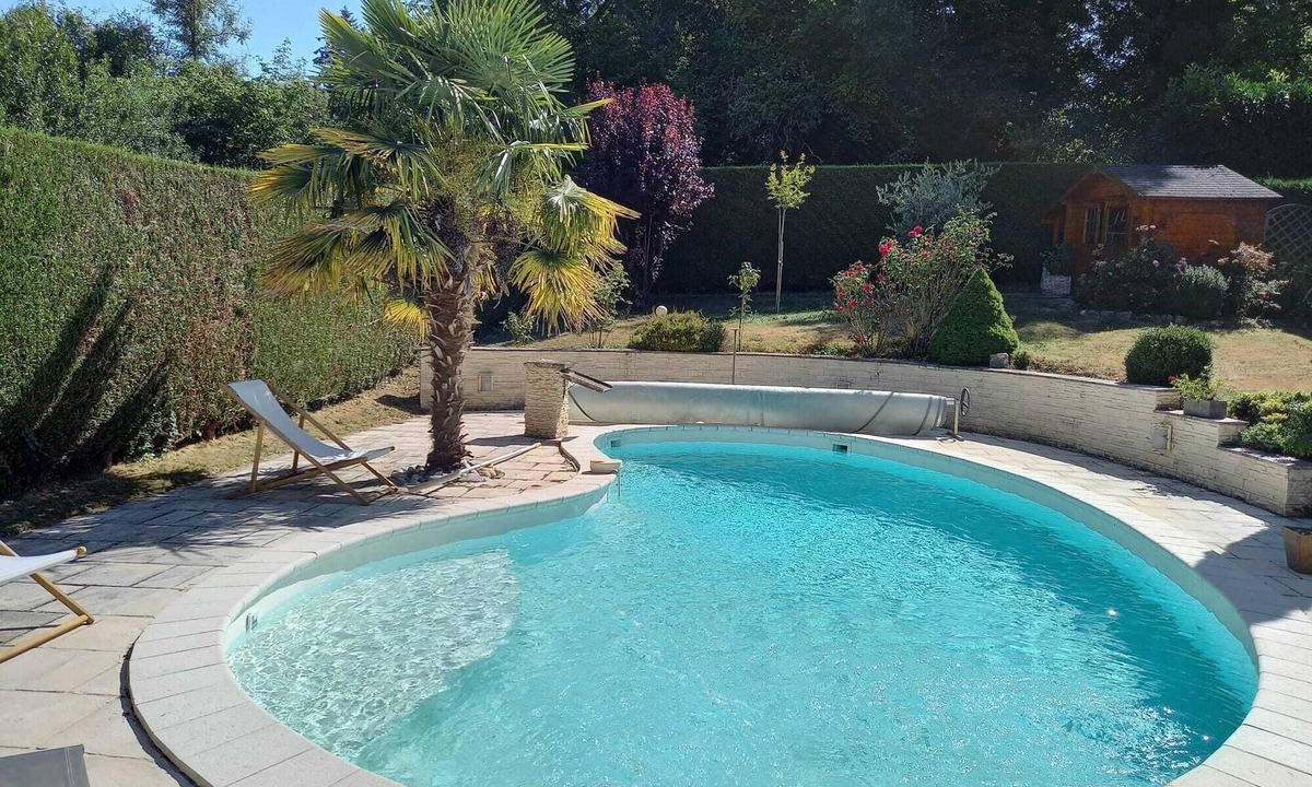 Oinville-sur-Montcient Bed & Breakfast | Spacious Bedroom With Heated Swimming Pool