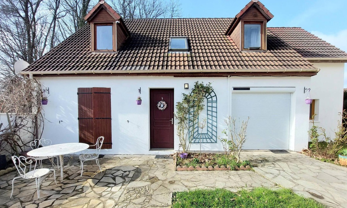Cesson House | Spend an unforgettable vacation in this inviting cottage surrounded by beautiful nature.