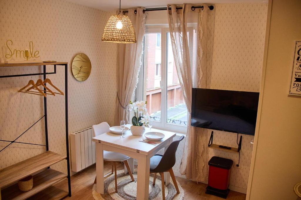 Sainte-Anne - Faubourg Noyon Apartment | STUDIO EXOTIC - PROCHE GARE - WiFi - NETFLIX