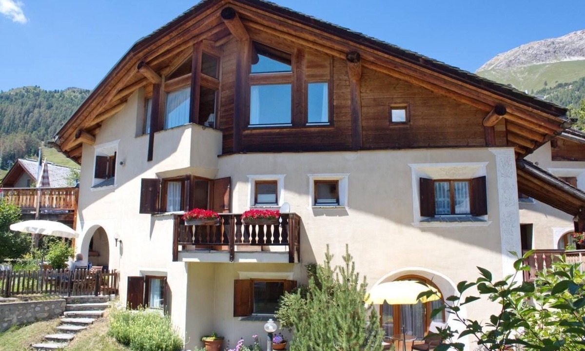 Celerina-Schlarigna Apartment | Studio flat Chardun with garden seating area
