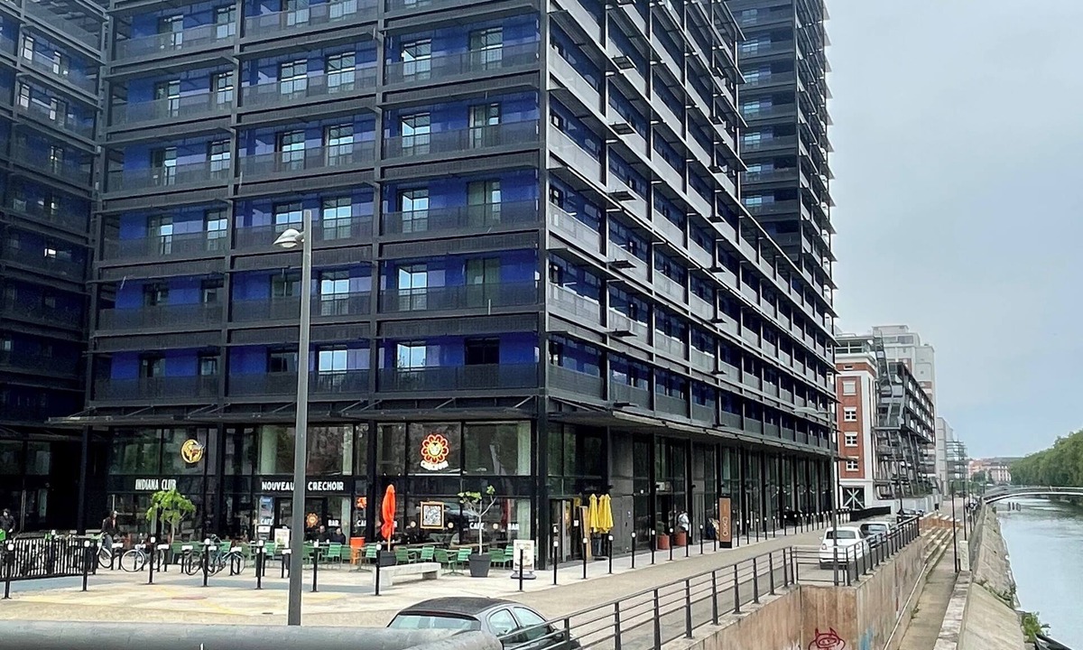 Neudorf Ouest Apartment | Studio in tour Black Swans. Train station and Parliament direct streetcar Arrival 24/24.