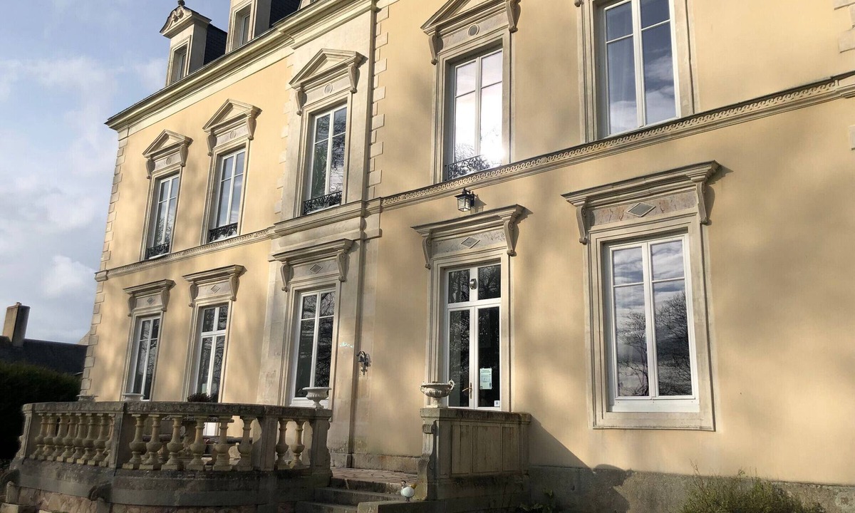 Parennes Bed & Breakfast | Stunning 19th-Century Chateau with Spacious Rooms, Private Park, Wifi & Local Breakfast