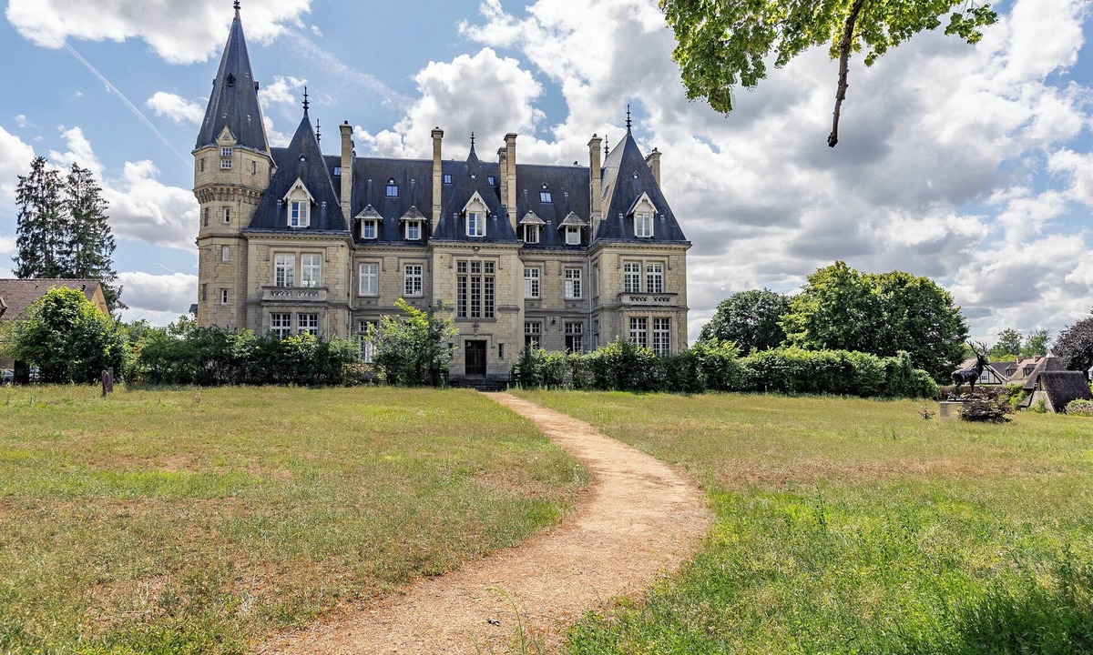 Saint-Jean-aux-Bois Apartment | Sublime apartment in the castle of a listed village in the heart of the forest.
