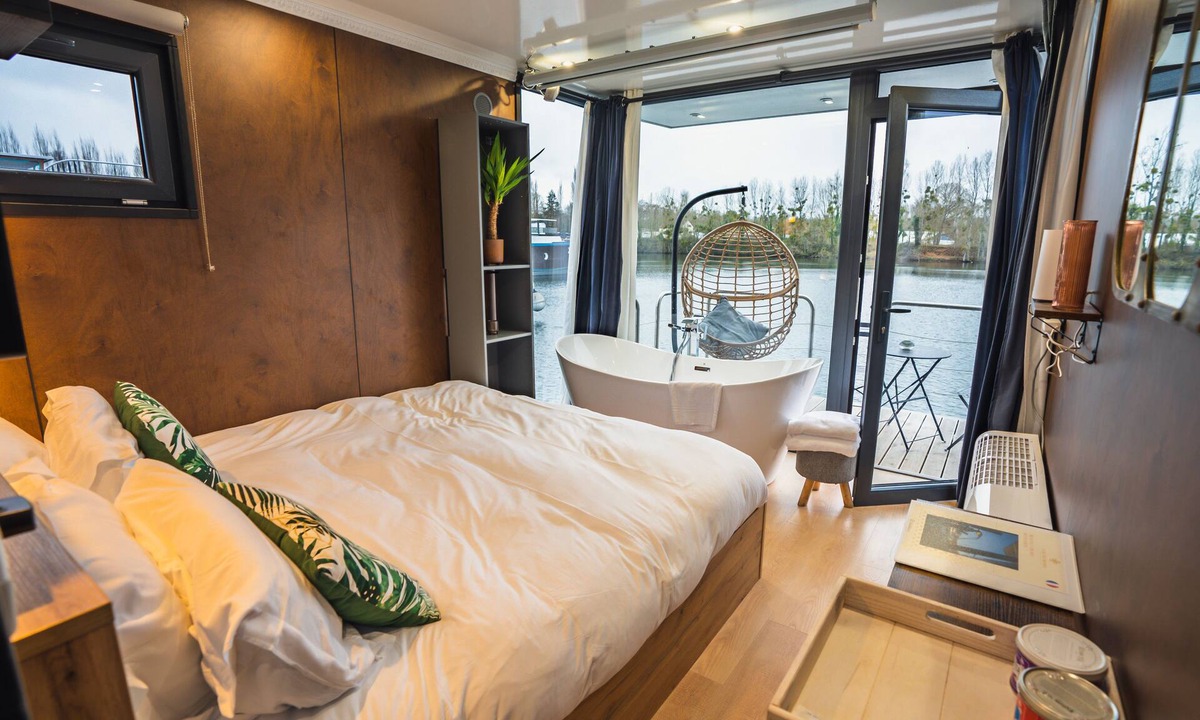 Guernes Boat Rental | Suite flottante romantique avec balnéo - L'Evasion