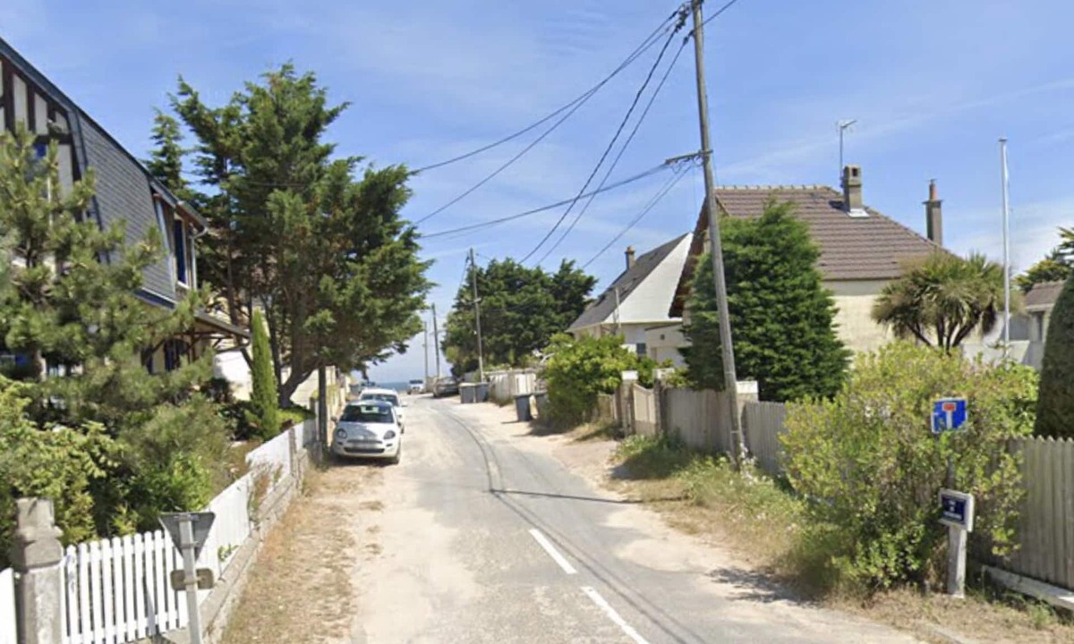 Hermanville-sur-Mer House | Sword Beach Cottage - direct access to the sea down the path