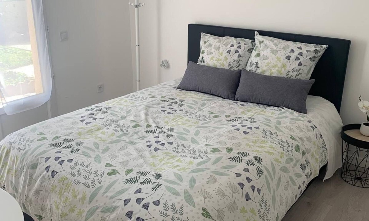 Villepinte Apartment | The Cherry Tree, near Paris Roissy CDG Airport, Disneyland, Asterix, Exposition