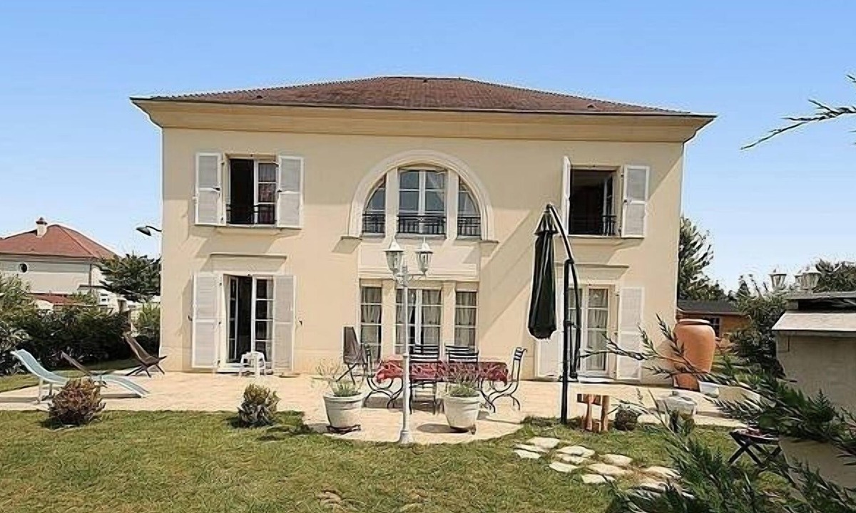 Bailly-Romainvilliers Villa | Villa with 1100 square garden, Peaceful Location