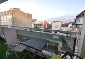 Beautiful F2 in the city center between the beach and the covered market.