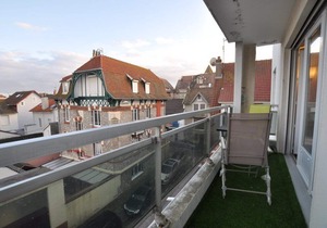 Beautiful F2 in the city center between the beach and the covered market.