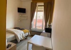 Capstay Roubaix Lille private shower & Netflix