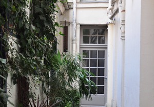 CENTRAL LOCATION very close to famous monuments. Direct access airports / station
