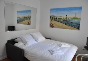CENTRAL LOCATION very close to famous monuments. Direct access airports / station