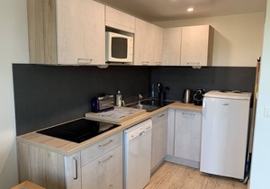 Charming 2-Bed House with Terrace Near Beach and Golf