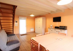 Coastal Getaway: 3-BR House, Terrace, BBW, Pets Welcome, Near Port - La Hague, France