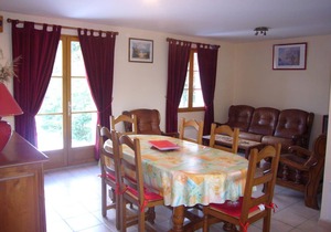 Cozy Family Villa with Garden, Near Beach and Amenities, Pets Welcome