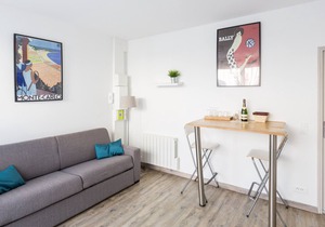 Elegance in the Heart of Reims: Discover Our Cozy Comfort Studio!