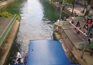 Grand studio Canal St Martin Paris 1 lit double