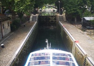 Grand studio Canal St Martin Paris 1 lit double