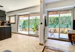Large apartment in the center of Paris with two terraces