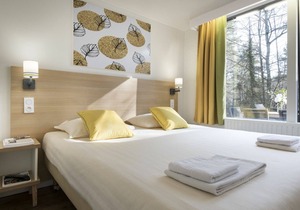 Nice apartment in villa for 6 people with WIFI, pool, hot tub, TV, terrace and parking