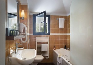 Nice apartment in villa for 6 guests with WIFI, pool, hot tub, TV, terrace and parking