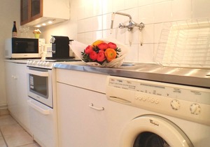 Quiet, newly decorated apartment in Paris left bank, right at the park