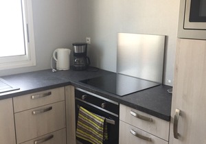Very sunny 2nd floor apartment facing the sea. free WIFI