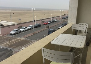 Very sunny 2nd floor apartment facing the sea. free WIFI