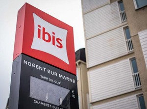 Ibis Nogent Sur Marne | Le Port sous la Lune