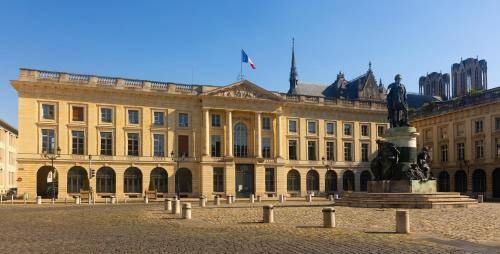 Reims City Centre Apartment | 101 m² Apartment ∙ 3 bedrooms ∙ 11 guests